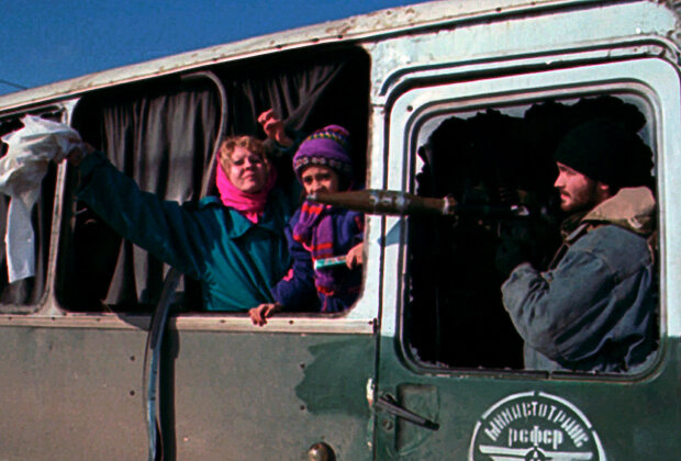 Заложники из Кизляра в автобусе с боевиками/ © AP