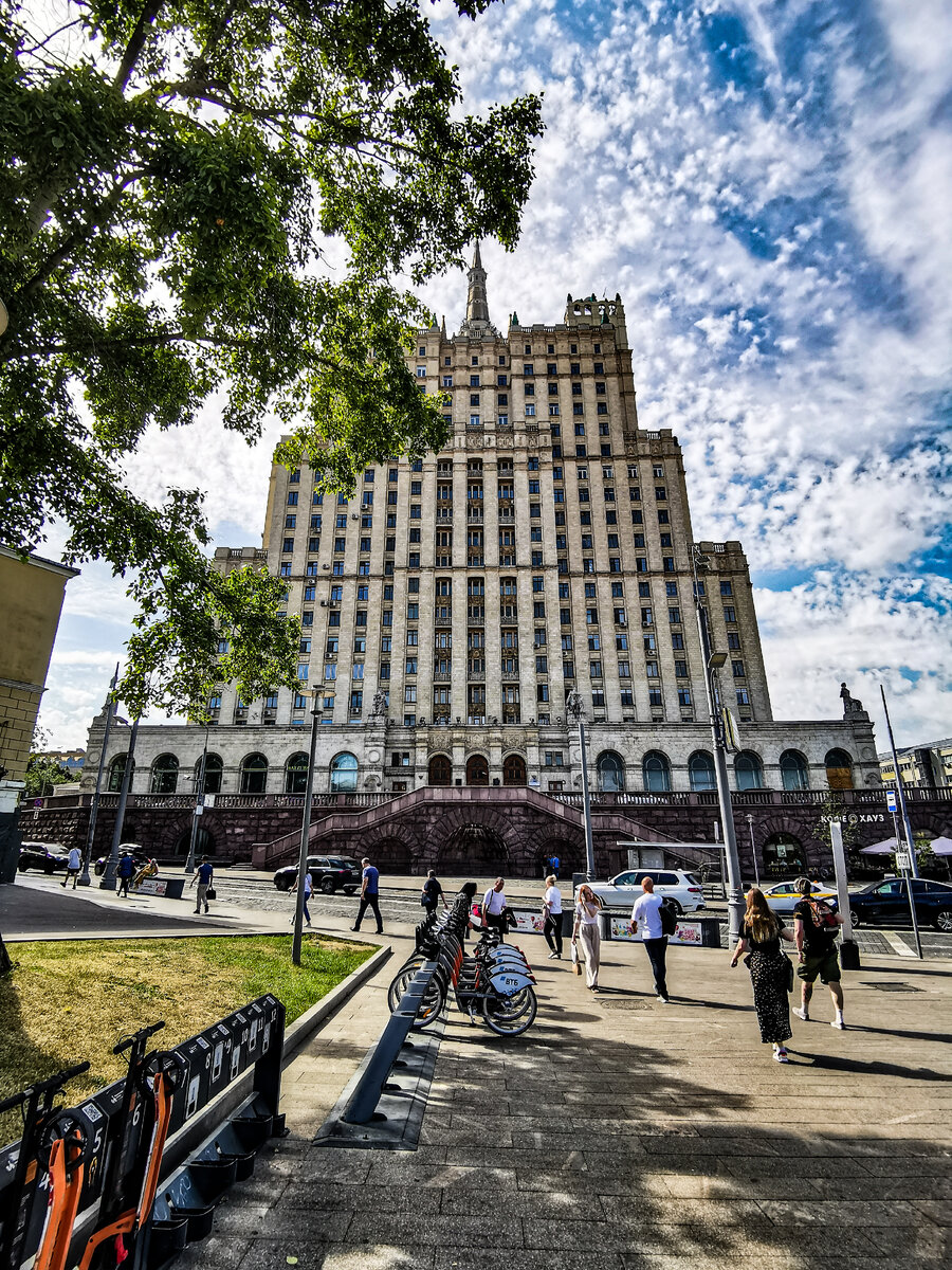 Вид на Баррикадную улицу от станции метро "Баррикадная".