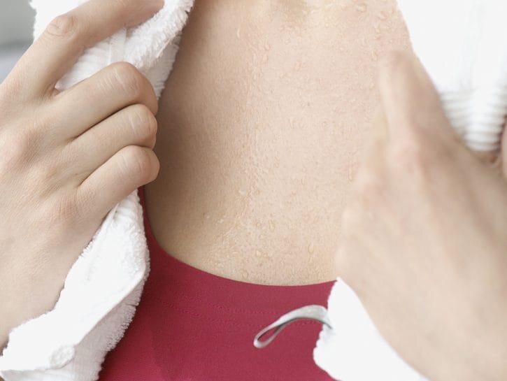 ПЯТНА ПОТА И ПЯТНА Знаете ли вы, что уксус помогает избавиться от пятен пота? Смешайте уксус и воду, затем промокните. В качестве альтернативы вы можете использовать .. шампунь !Для шерстяных изделий смешайте в миске воду и буру или холодную воду и бикарбонат натрия , что особенно рекомендуется для синтетических тканей. Для удаления стойких пятен смешайте пищевую соду и воду , чтобы получилась паста, которую вы будете втирать в ткань старой зубной щеткой. Оставьте действовать, затем промойте в холодной воде .