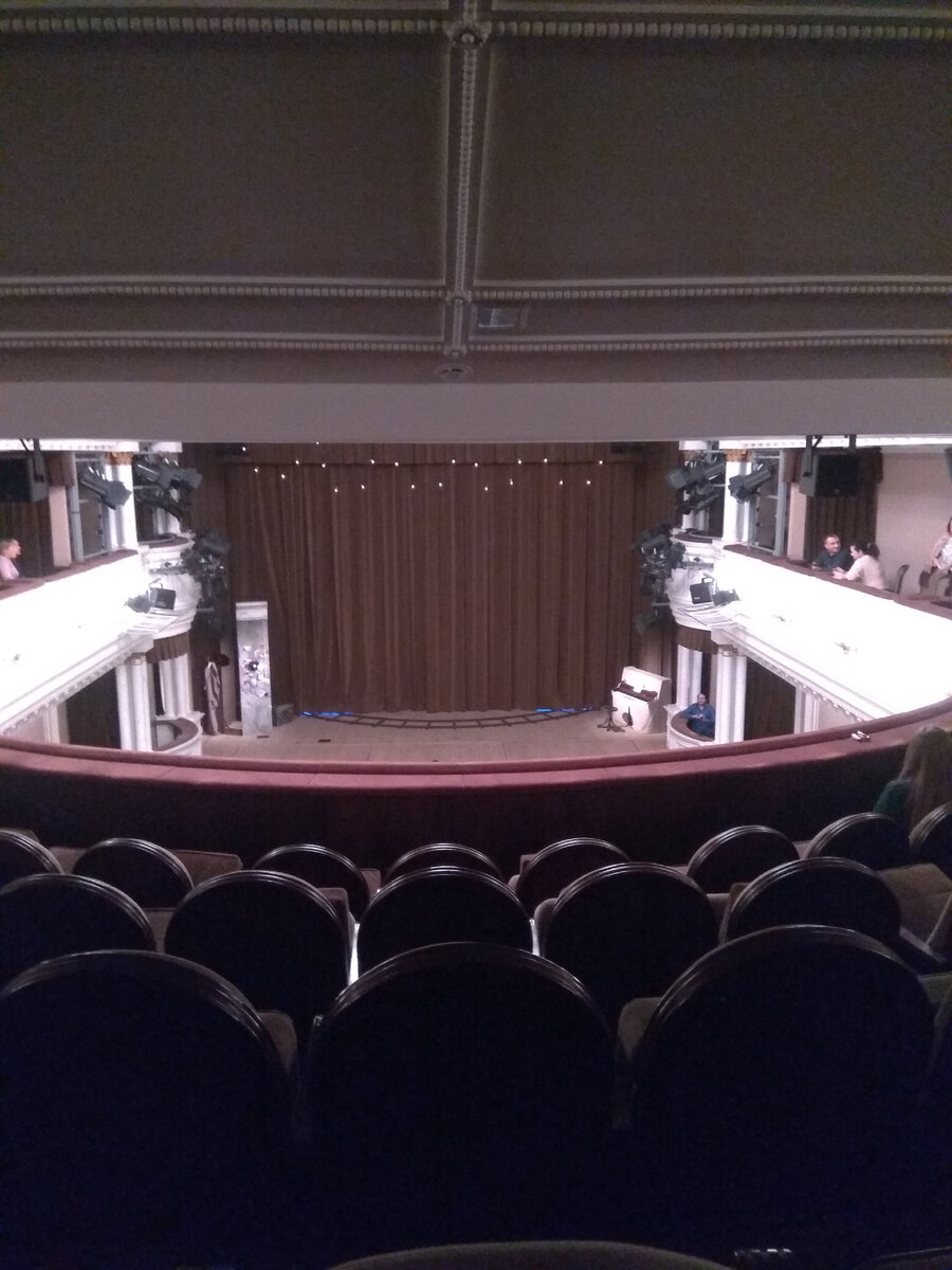 С того давнего похода в театр в телефонной памяти сохранились две фотографии.