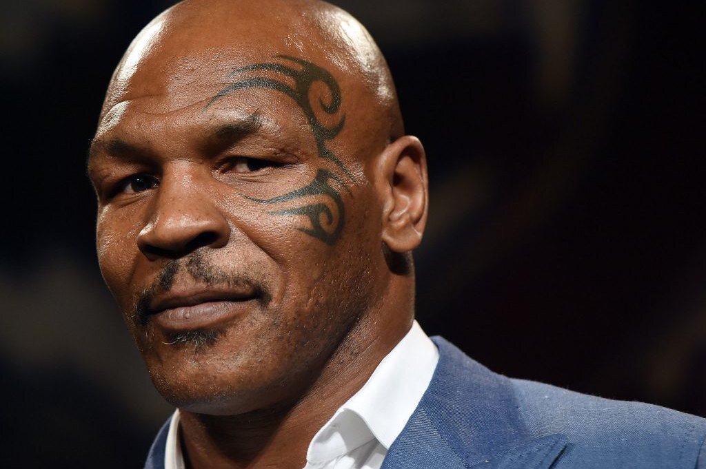     Майка Тайсона заметили в аэропорту в инвалидном кресле: боксер думает о смерти