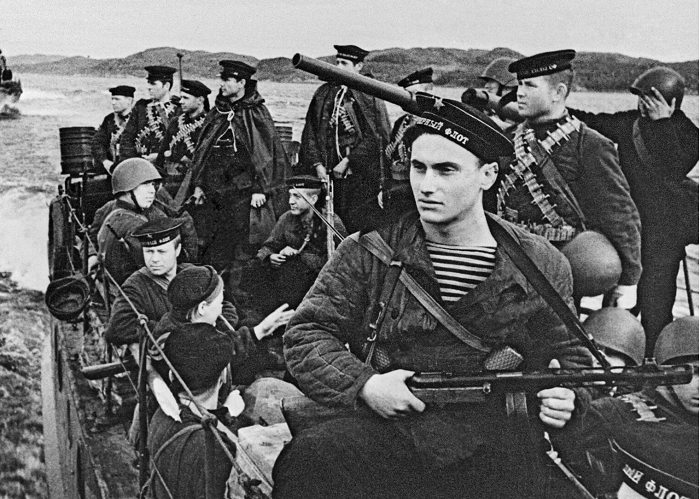 Советские моряки на десантном катере