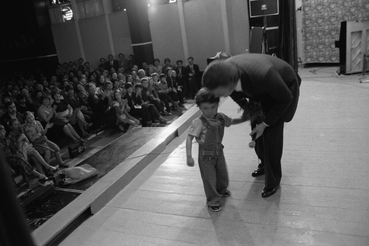    Кобзон закончил Днепропетровский горный техникум и получил специальность «буровик-разведчик». Чтобы иметь деньги на переезд в Москву, певцу пришлось работать лаборантом / Владимир Вяткин / РИА Новости