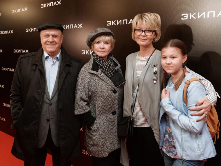    Владимир Меньшов с семьей