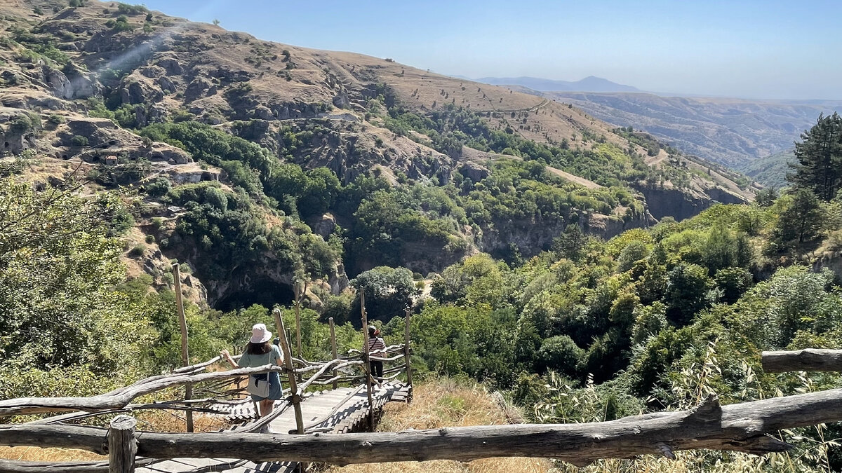 От парковки вниз ведет деревянная лестница