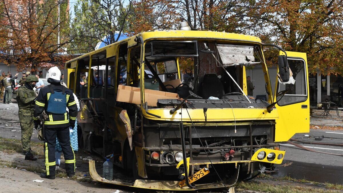    Автобус, уничтоженный в результате обстрела со стороны ВСУ, в Ворошиловском районе Донецка© РИА Новости / Михаил Воскресенский