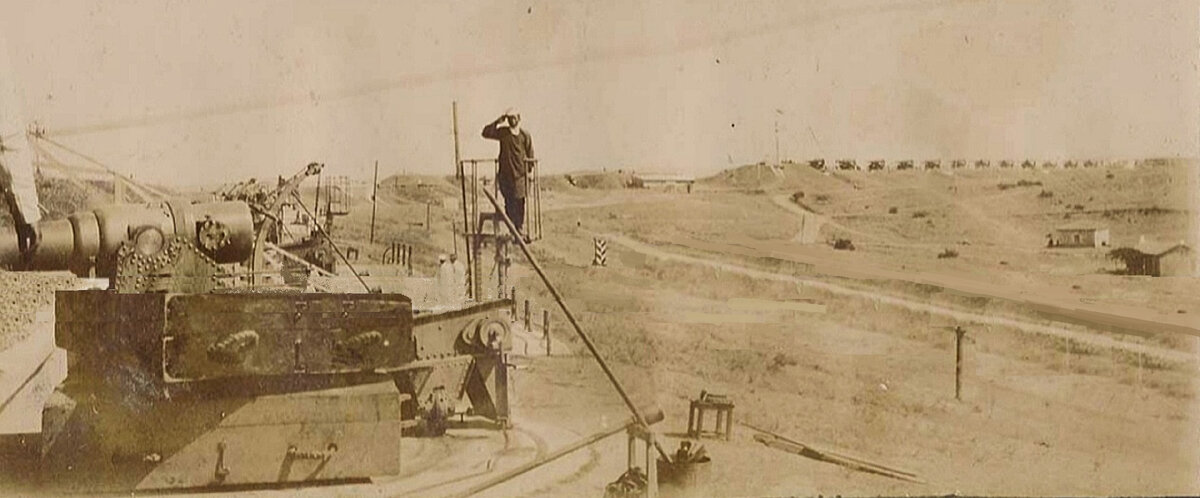 1-я батарея на заднем плане