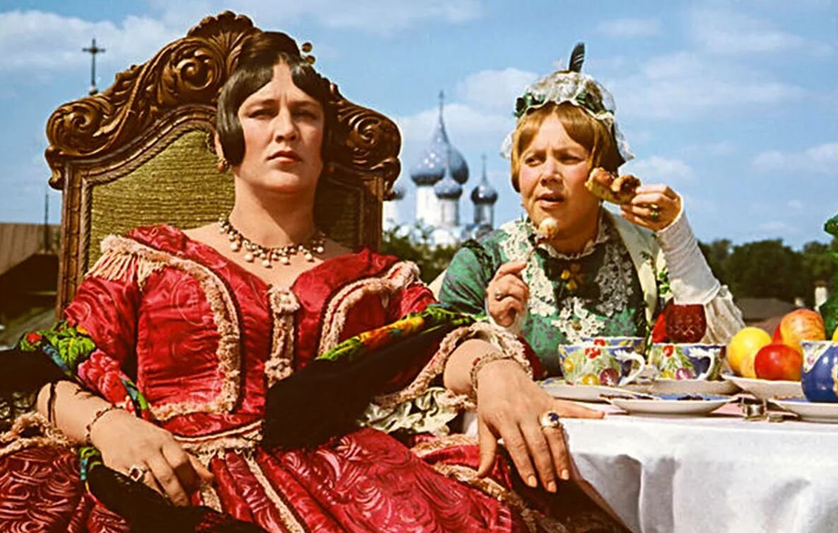 Кадр из фильма "Женитьба Бальзаминова". Нонна Мордюкова в роли Домны Евстигнеевны Белотеловой и Лидия Смирнова в роли Акулины Гавриловны Красавиной, свахи