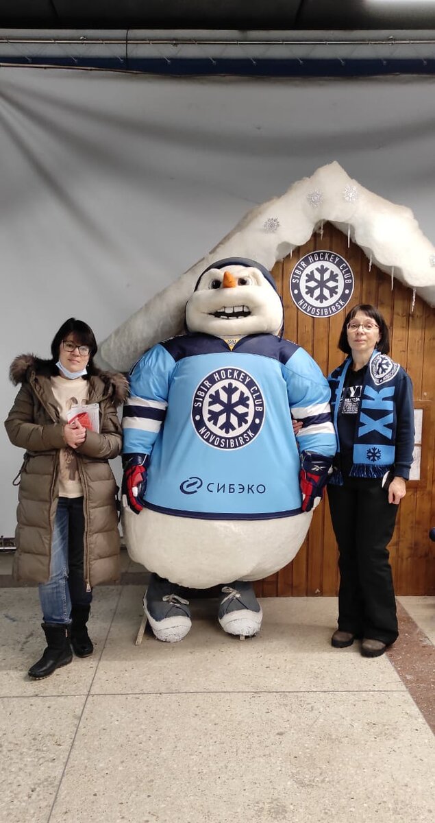 Одна из недавних семейных традиций (4-5лет ей примерно) - ходить накануне праздника на хоккей. Мы в принципе весь сезон болеем за нашу команду, но ходить на игру на стадион получается редко, обычно смотрим трансляции.