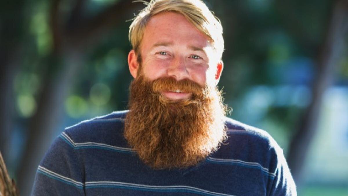     Почему цвет волос и бороды у человека отличается?