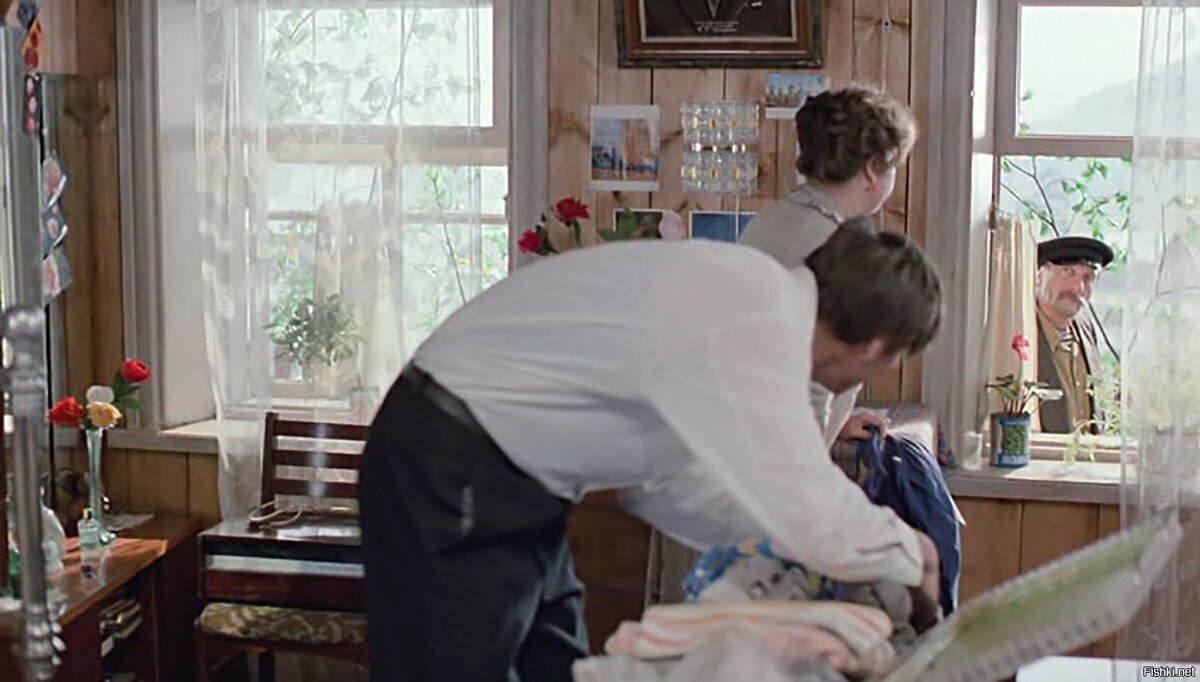 Кадр из фильма "Любовь и голуби". "Извините, что помешал вам деньги прятать!"