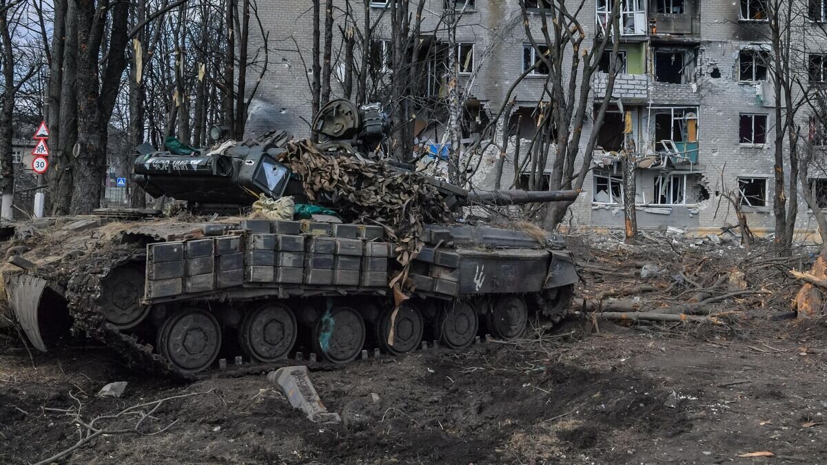    Уничтоженный украинский танк на улице в перешедшем под контроль ДНР городе Волноваха© РИА Новости / Алексей Куденко