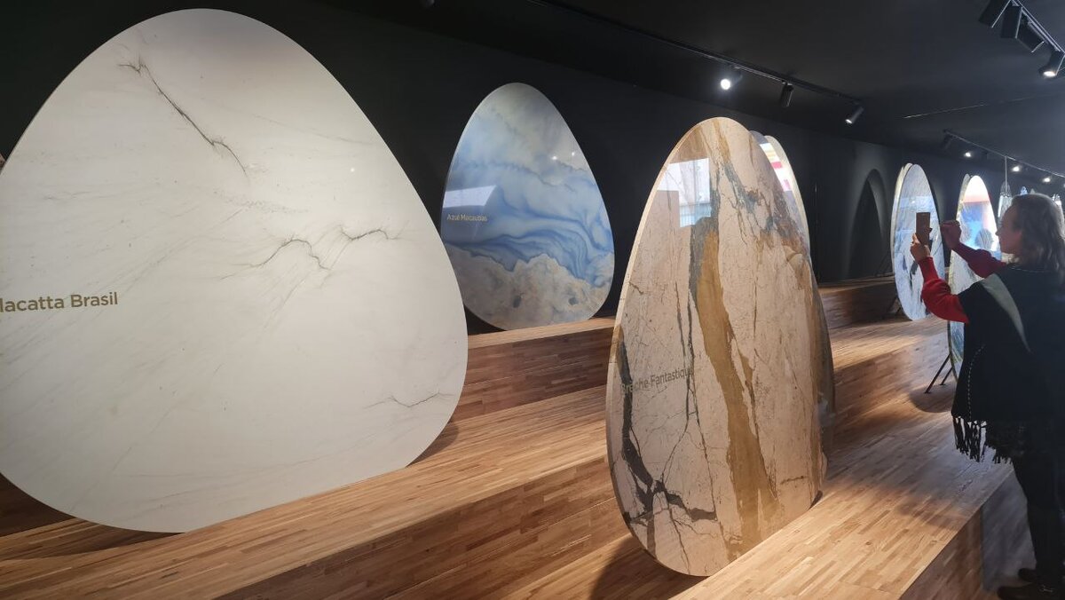 На выставке мрамора, фото из архивов компании