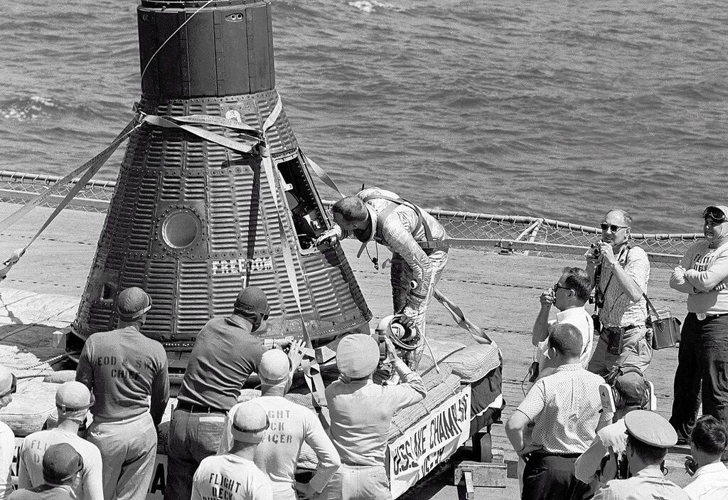 Видимо достали приземлившийся корабль.  На фото наглядно видно какой он был маленький.