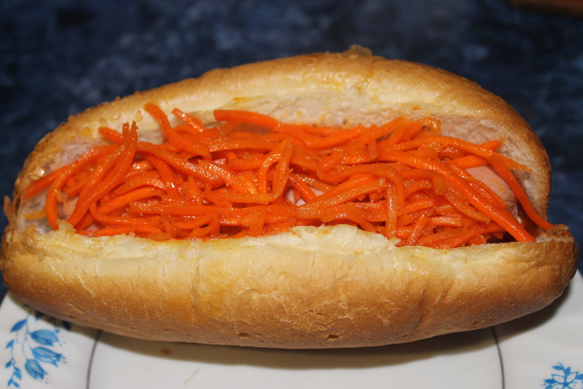 Хот дог с морковкой по-корейски