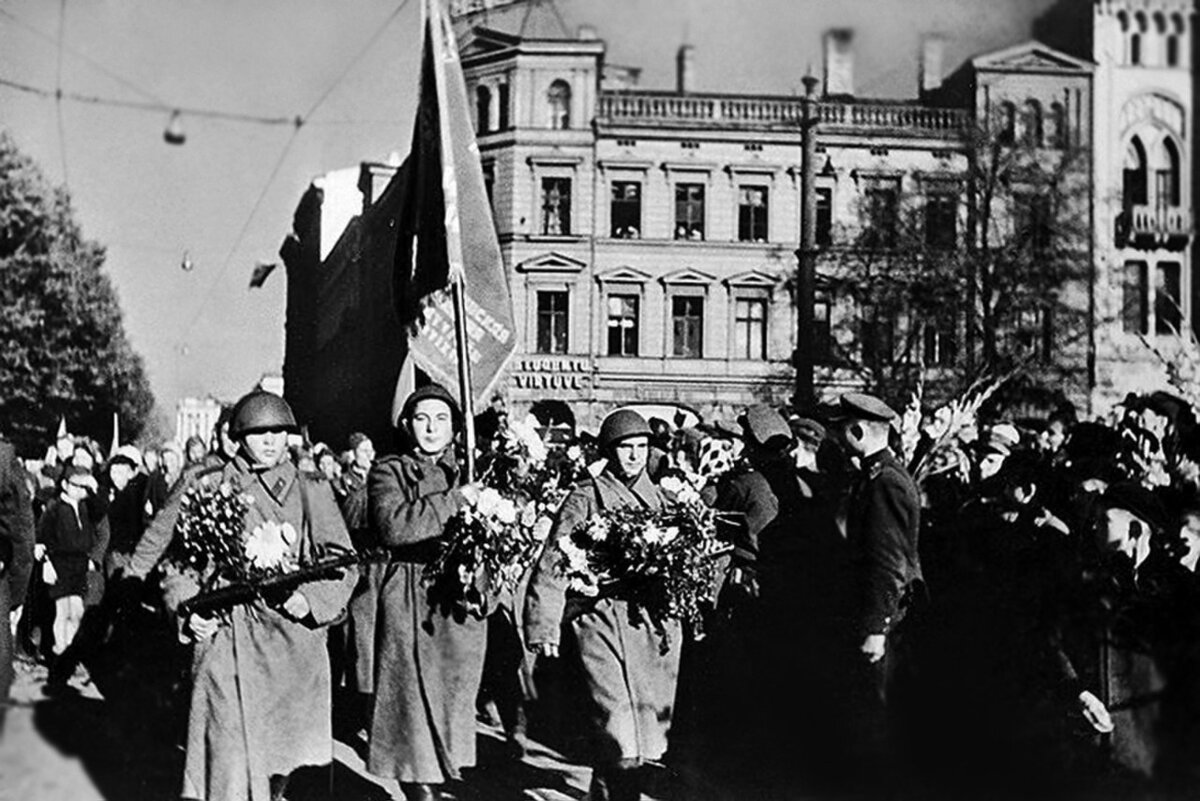 В 1944 году советские войска освободили. 13 Октября 1944 г освобождение Риги. Рижская операция 1944. 130-Й латышский стрелковый корпус. Освобождение Литвы в 1945 году.