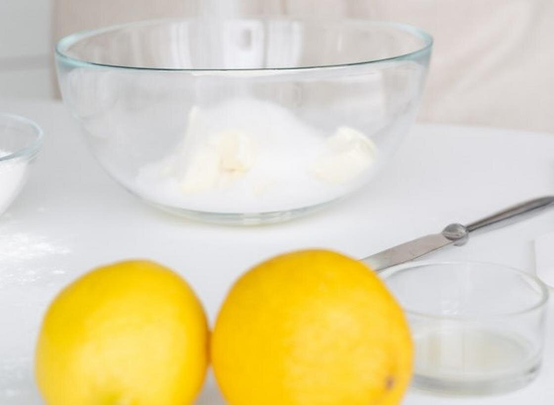    Миса с сахаром и лимоны лежат на столе:Pexels