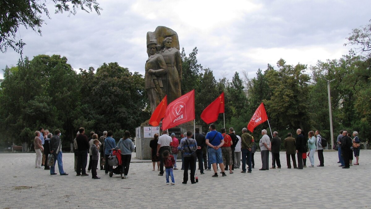 1 июня новочеркасск. Памятник казаку в новочеркасске. памятник революционерам. памятник подтелкову и кривошлыкову. ростовская область реконструкция памятника.