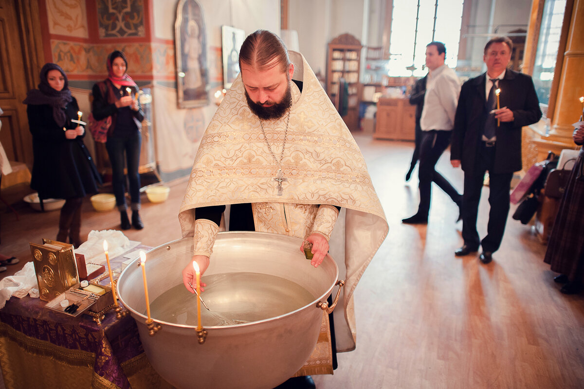 Священник крестит ребенка. Младенец в храме. Крещение ребенка. Крещение младенцев в православии. Таинство крещения.