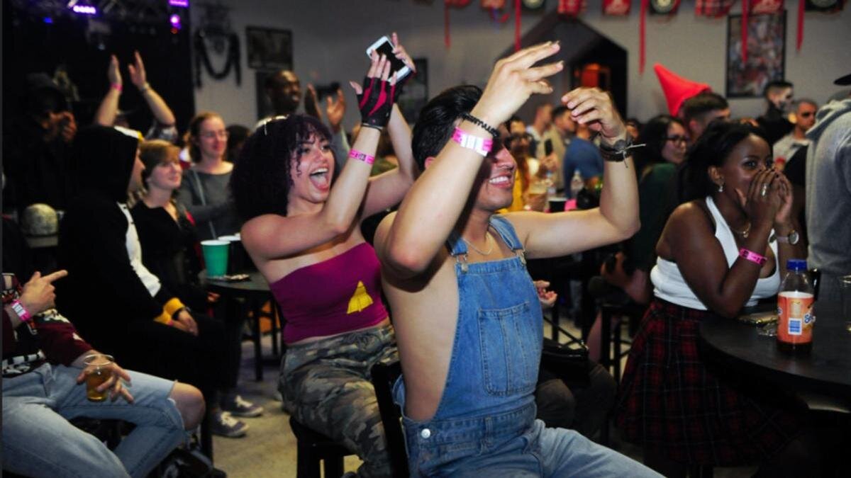    Люди веселятся:Flickr