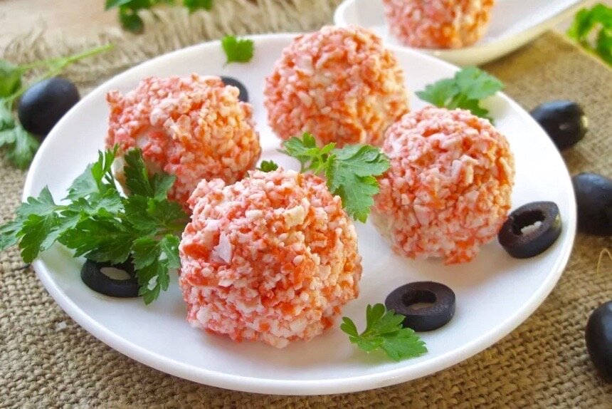 Сырные шарики с крабовыми палочками.