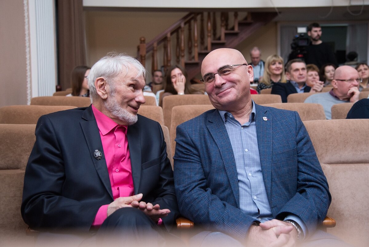 Вячеслав Шалыгин с Геннадием Прашкевичем на церемонии вручения премии "Сибирских огней" 