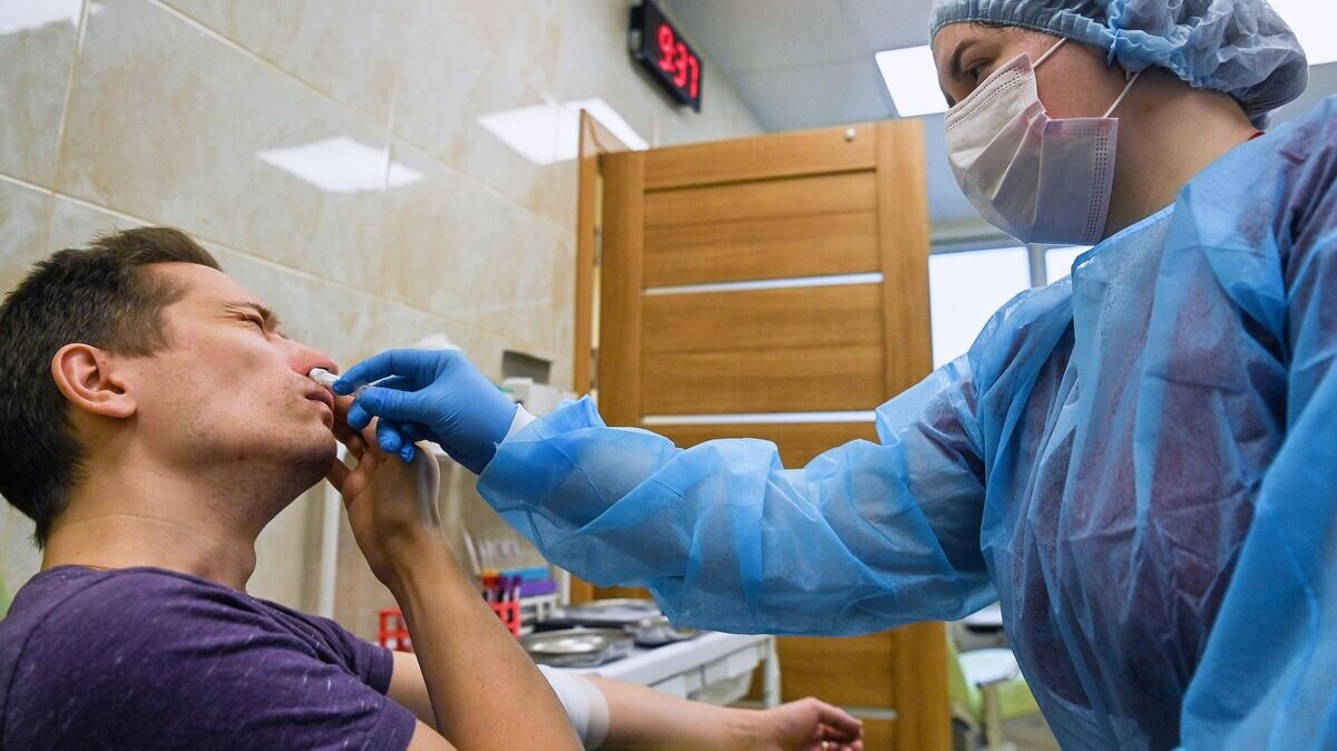 Доброволец во время вакцинации раствором для интраназального введения "Гам-Ковид-Вак" ("Спутник V")© РИА Новости / Евгений Одиноков