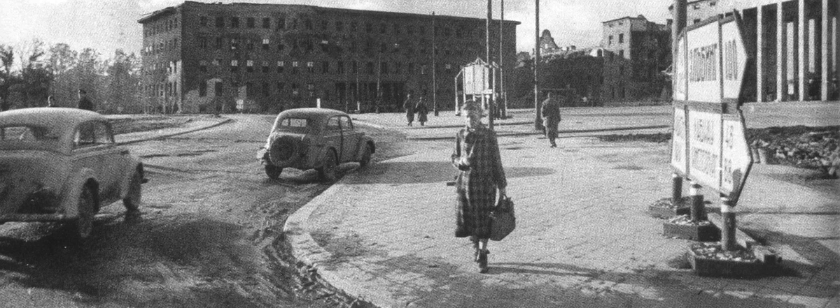 Переименованную в числе первых площадь Победы в народе долго называли площадью Трёх Маршалов – из-за установленных на ней больших портретов Жукова, Василевского и Рокоссовского