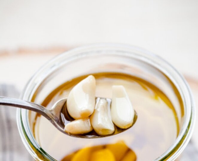 Рецепт чесночного масла для салатов: просто и вкусно