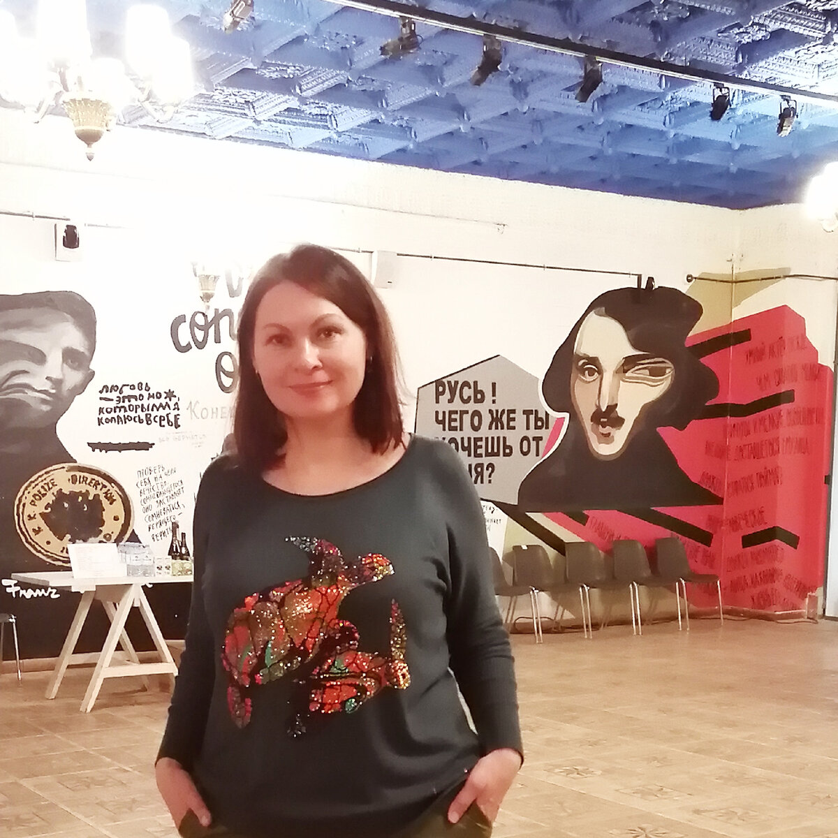 В  фойе театра. 