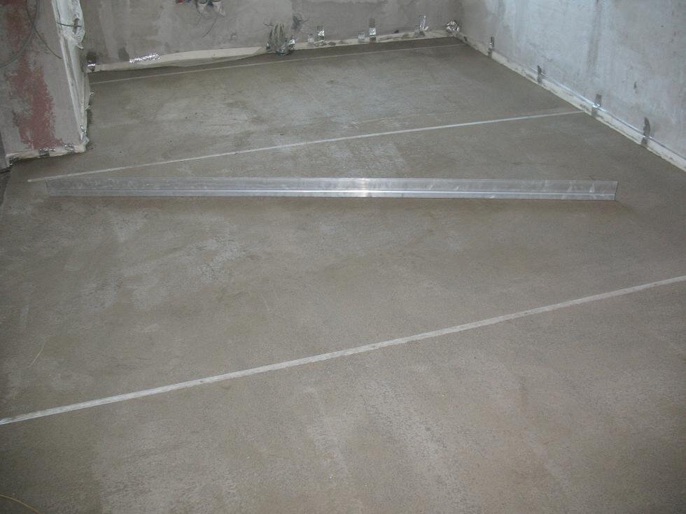 И напоследок. Маяки не берите штукатурные. Для стяжки луче купить маяки минимум 10 мм, чтобы меньше прогибались. Черновую стяжку рекомендую заливать в жарку погоду через 4-6 часов, в холодную — через 12-24 часа.