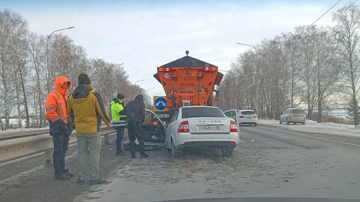     В областной столице 18 января на Тобольском тракте автомобиль ВАЗ влетел в дорожную технику, сообщается в паблике «ЧП Тюмень ЧС». Позже водителя отечественной машины забрала скорая помощь, ущерб от аварии небольшой.