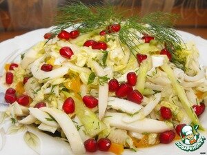 Салат с креветками, кальмарами и огурцами