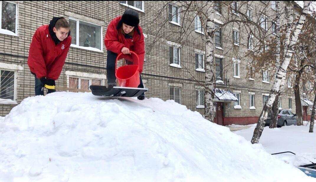 Во дворе был снежный. Снежные горки во дворе. Горка из снега во дворе. Горки во дворе зимой. Ледяная горка во дворе.