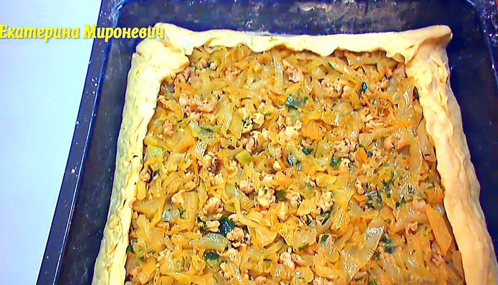 Картофельный пирог из слоеного теста с капустой и курицей