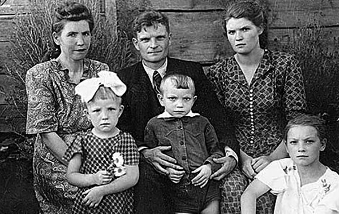 Оля (снизу слева) с родителями, сестрами и братом