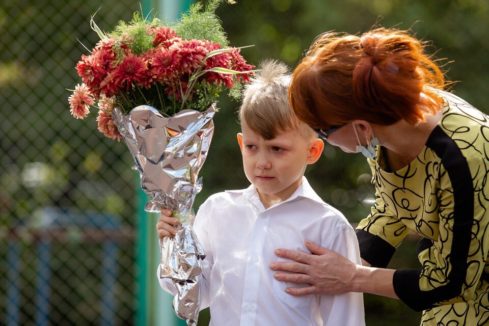     Первоклассник на торжественной линейке в честь Дня знаний. Валерий ЗВОНАРЕВ