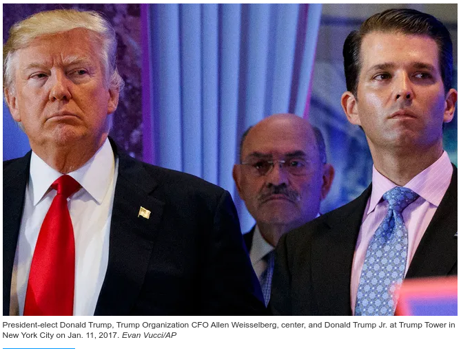 Вайссельберг по центру, между Трампом старшим и Трампом младшим в "Трамп Тауэр", 2017 год.