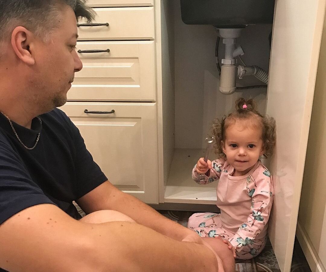 Фото из личного архива. Ника помогает чинить раковину