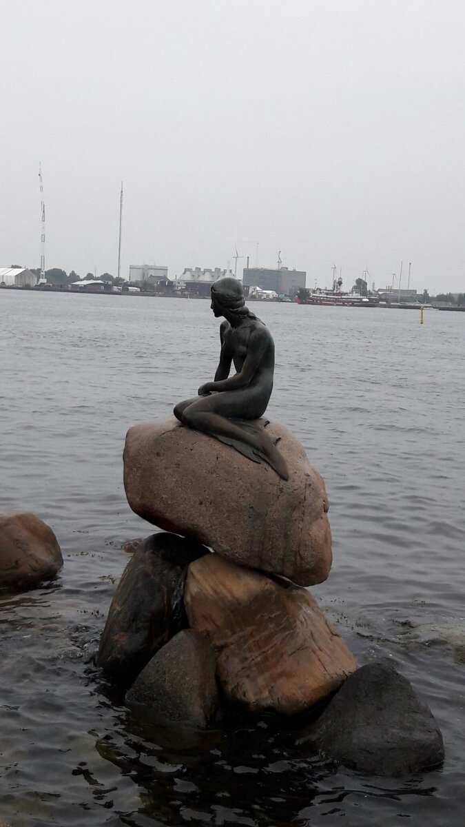 Вот бы и Русалочке кусочек торта...может, она бы не была такой грустной.