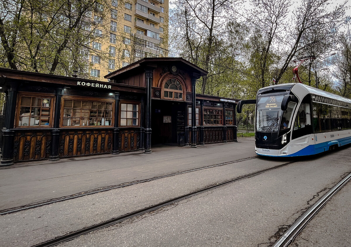 Павильон остановки построили в конце 19 в. по проекту архитектора Франца Когновицкого. В 1920-х гг он был перестроен Евгением Шервинским. Фото автора