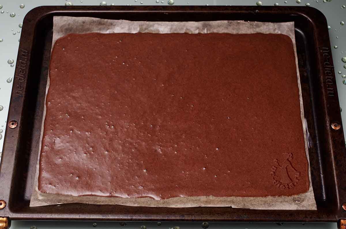 В духовку кладем и выпекаем.Затем в горячем виде выложить на влажное полотенце, свернуть рулетом и оставить, чтобы бисквит полностью остыл.