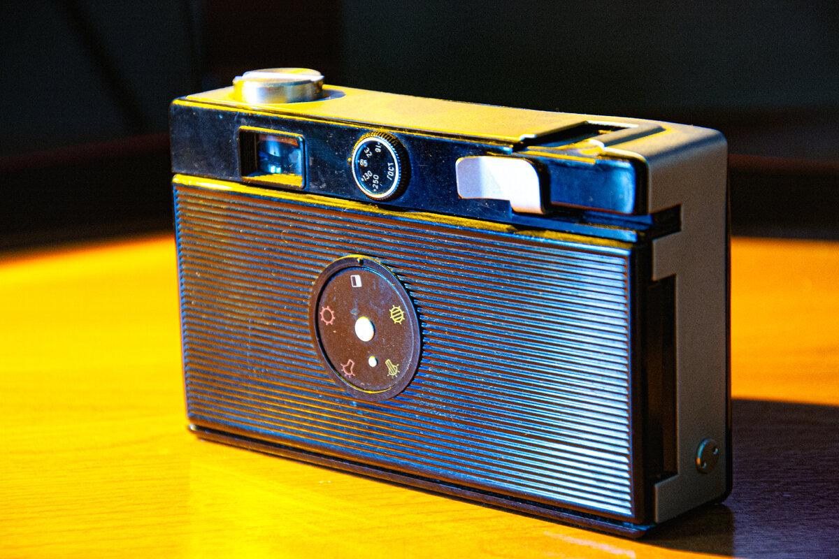 Тип — шкальный малоформатный фотоаппарат. Тип применяемого фотоматериала — плёнка типа 135 в стандартных кассетах.
Размер кадра — 24×36 мм.
Корпус — пластмассовый, с откидной задней пластмассовой крышкой. На крышке находится шкала-памятка светочувствительности заряженной фотоплёнки.
Курковый взвод затвора и перемотка плёнки.
Приёмная катушка несъёмная.
Счётчик кадров самосбрасывающийся при открывании задней крышки.
Объектив — Триплет «Т-69-3» 4/40, несъёмный[1]. Резьба для крепления светофильтров — М46×0,75 мм. Диафрагма четырёхлепестковая залинзовая (за центральным затвором).
Наводка на резкость по шкале символов и расстояний.
Видоискатель оптический телескопический с увеличением 0,6×, с подсвеченными кадроограничительными рамками (внутренняя — для коррекции параллакса при съёмке с расстояния менее 3 метров).
Фотографический затвор — центральный залинзовый, двухлепестковый, значения выдержек от 1/30 до 1/250 с, выдержка от руки отсутствует.
Фотоаппарат «Вилия-авто» — программный автомат. Экспонометрическое устройство с расположенным вокруг объектива селеновым фотоэлементом при максимальной освещённости отрабатывает выдержку 1/250 при диафрагме f/16, а при минимальной — выдержку 1/30 и диафрагму f/4, изменить сочетание выдержка — диафрагма невозможно. Установка светочувствительности фотоплёнки от 16 до 250 ед. ГОСТ, экспокоррекция возможна только изменением значения светочувствительности. В поле зрения видоискателя стрелочным индикатором отображается отрабатываемое значение выдержка-диафрагма. При применении светофильтров автоматически устанавливается поправка на их плотность.
В ручном режиме и при съёмке с фотовспышкой отрабатывается выдержка 1/30 сек (она же выдержка синхронизации), диафрагма устанавливается от f/4 до f/16.
Синхроконтакт и центральный синхроконтакт «X», обойма для крепления фотовспышки.
Резьба штативного гнезда 1/4 дюйма.
Резьба под спусковой тросик отсутствует.
Стоимость фотоаппарата «Вилия-авто» составляла 40 или 42 рубля, в зависимости от футляра (жёсткий или мягкий).