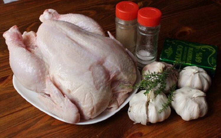 курица в духовке. шаурма с курицей м капустой. цыплята табака челябинск меню. куриные крылышки сырые. курица соль перец чеснок.