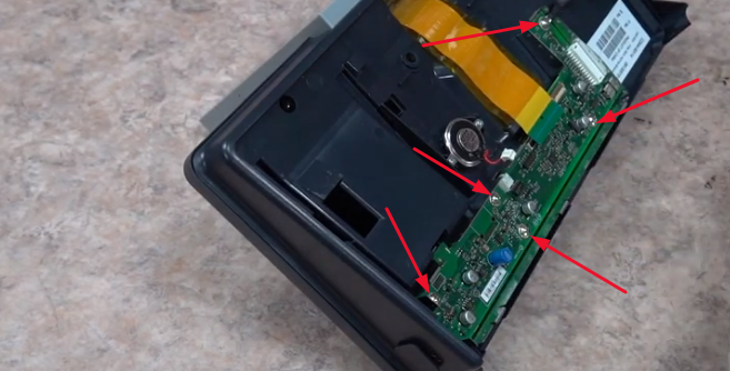 Выкручиваем пять винтов на плате