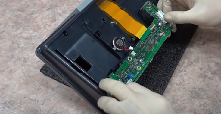 Снимаем плату вместе с металлической планкой