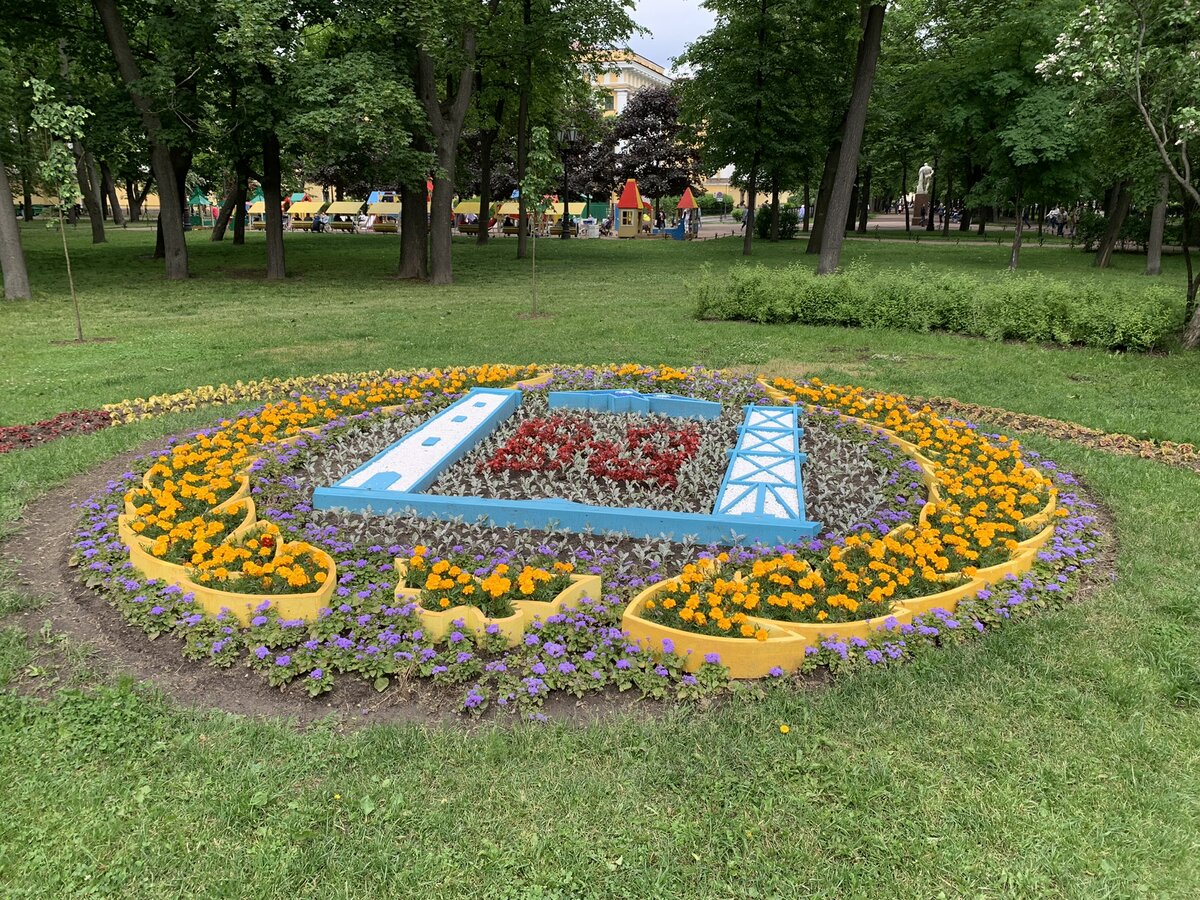 Фестиваль цветов в александровском саду. Тематические цветочные клумбы. Клумбы в парках Петербурга. Фестиваль цветов в детском саду.