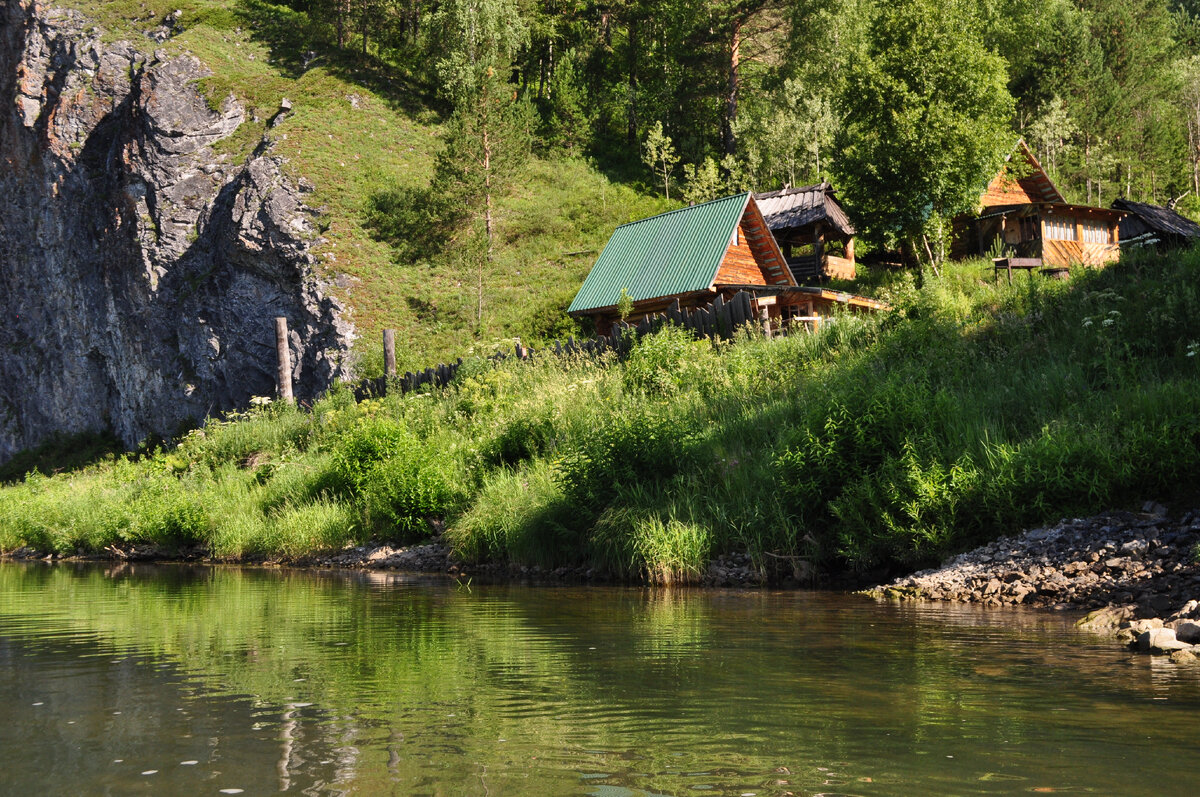 Вид на приют "Таёжный карчит" с реки