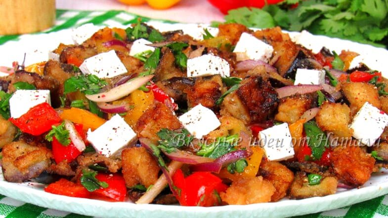 Салат с хрустящими баклажанами: яркий, сочный и вкусный очень (делюсь простым рецептом)