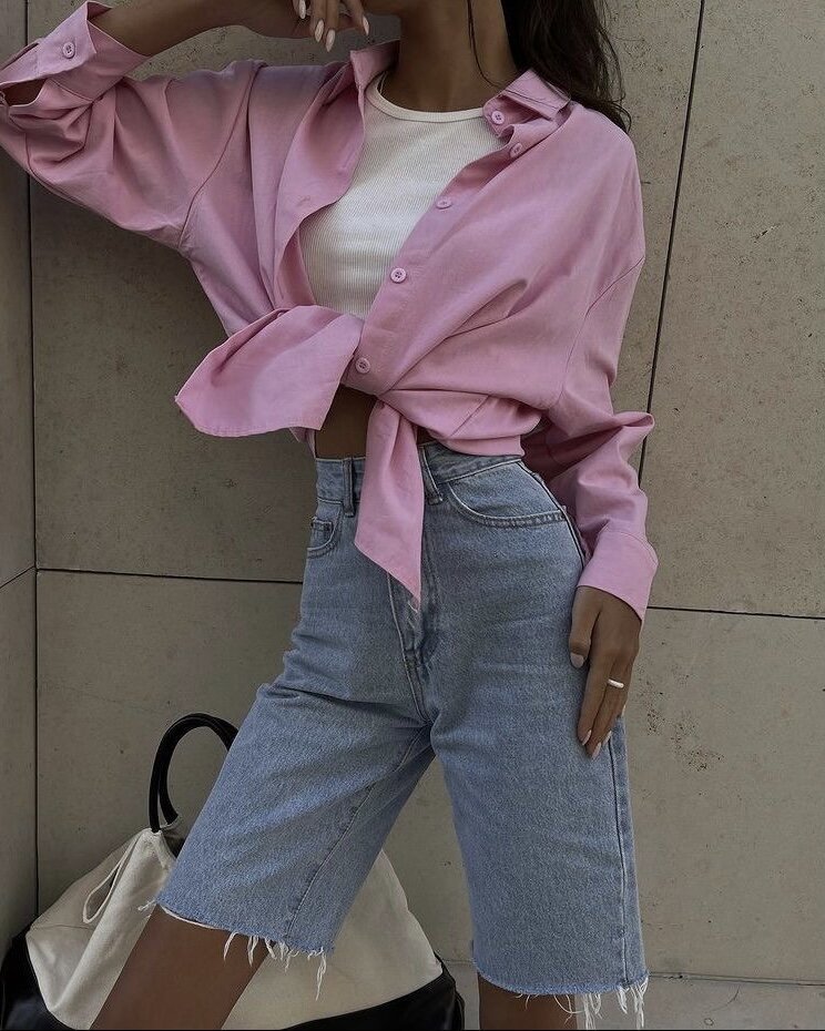 Голубые джинсовые шорты в сочетании с белым топом и розовой рубашкой